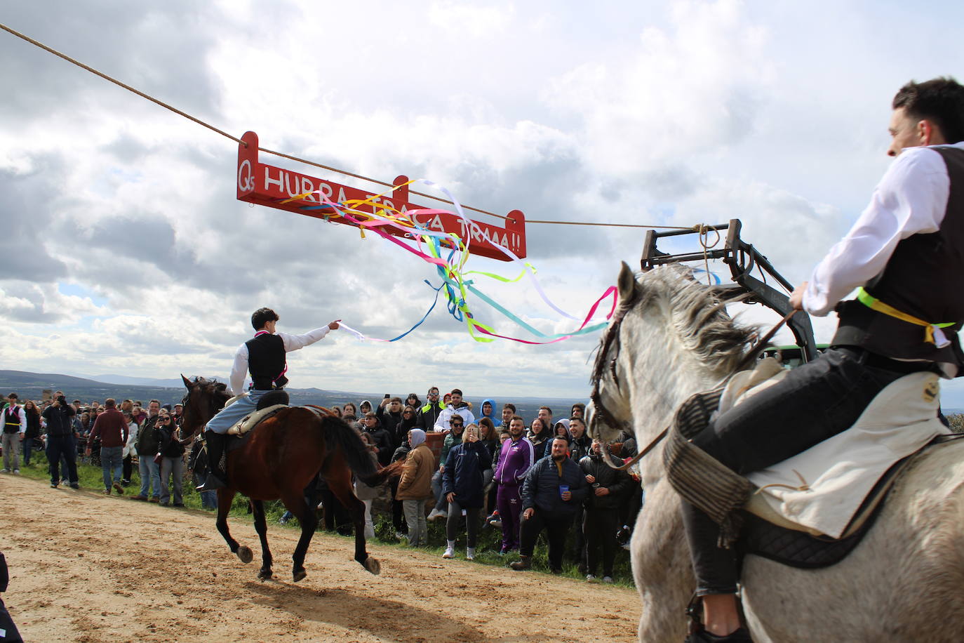 Los quintos de Cespedosa de Tormes celebran la carrera de cintas