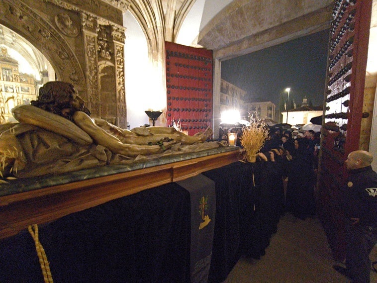 Imagen del Cristo de la Liberación, a las puertas del Colegio del Arzobispo Fonseca.