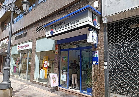 Imagen de la administración de lotería de Ponferrada en la que se ha vendido el boleto acertante.