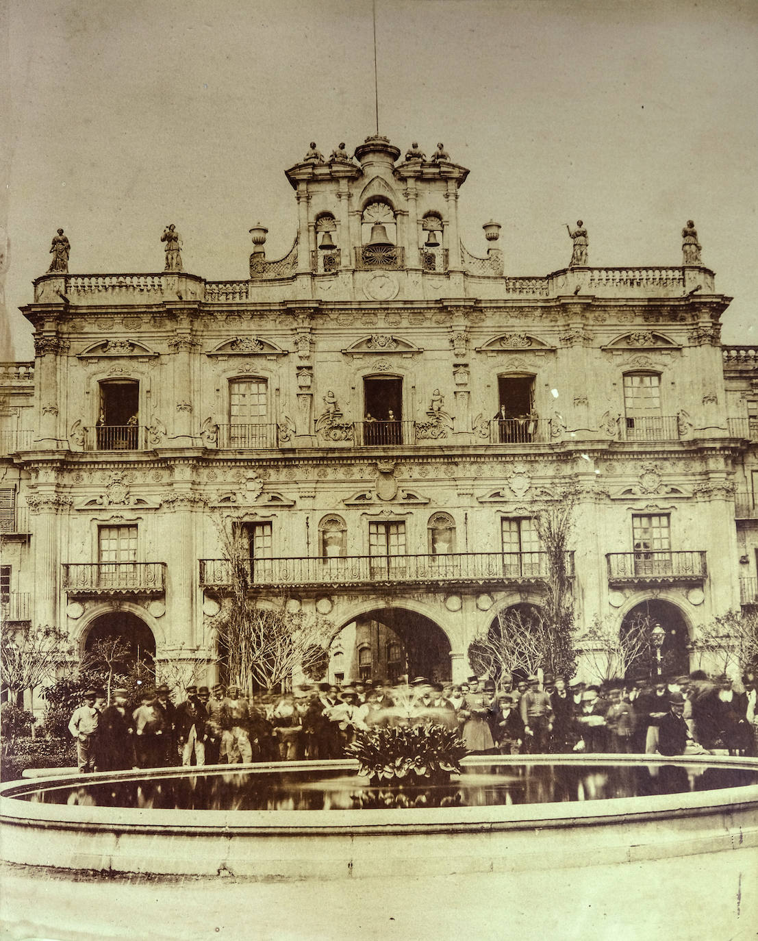 La foto del turista francés Eugéne Pégot-Ogier muestra el estanque instalado dos años antes con ocasión de la nueva conducción de agua a la ciudad.