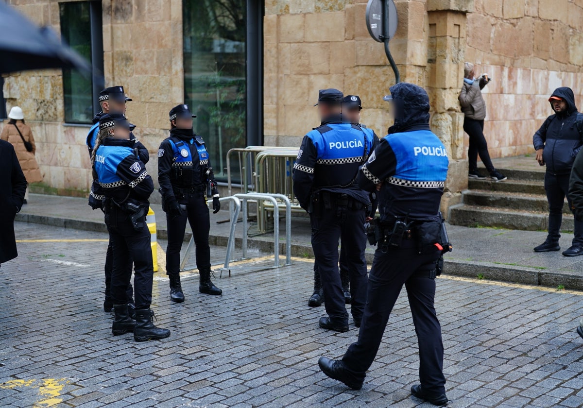 La Policía Local de Salamanca, junto a la Iglesia de San Pablo, antes de una procesión.