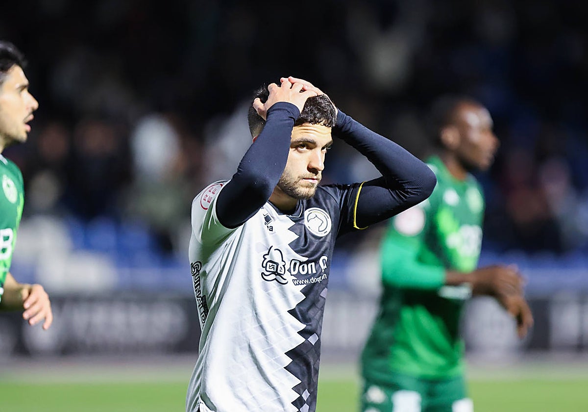 Jonny se lleva las manos a la cabeza después de errar una acción ante el Arenteiro este pasado viernes.