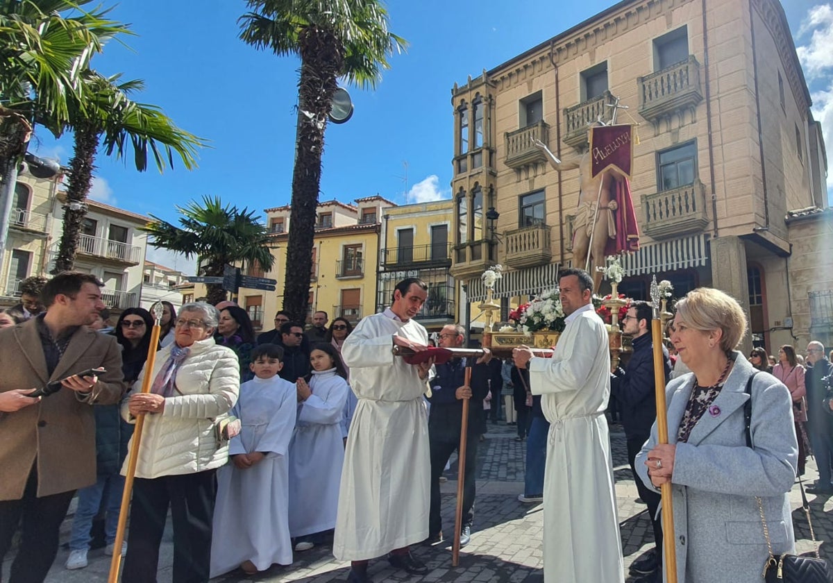 Campanillas y globos en Alba de Tormes para el Resucitado