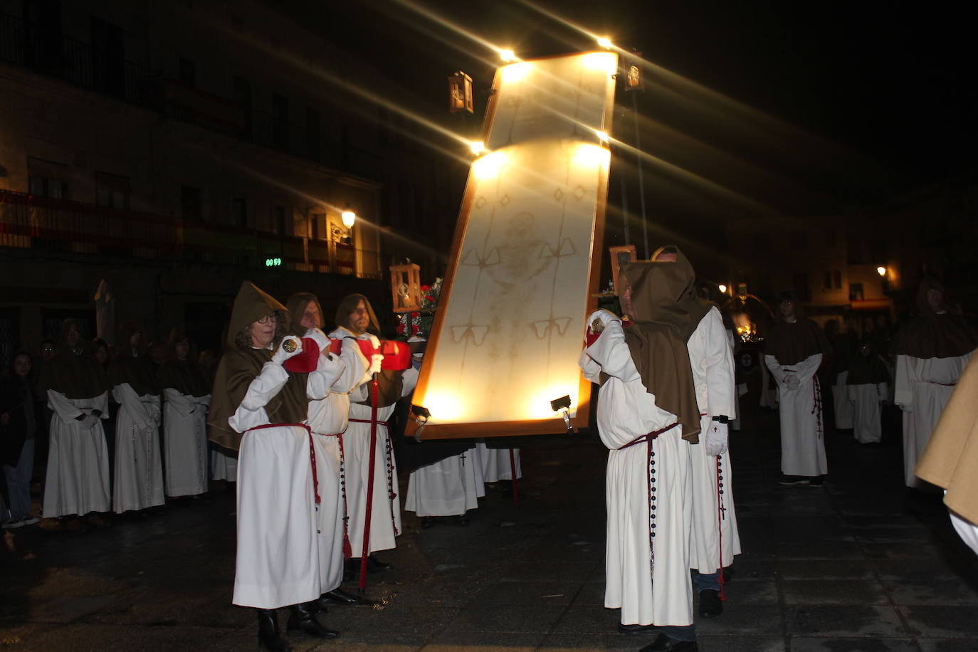 Ciudad Rodrigo saca a procesionar por primera vez su Sábana Santa