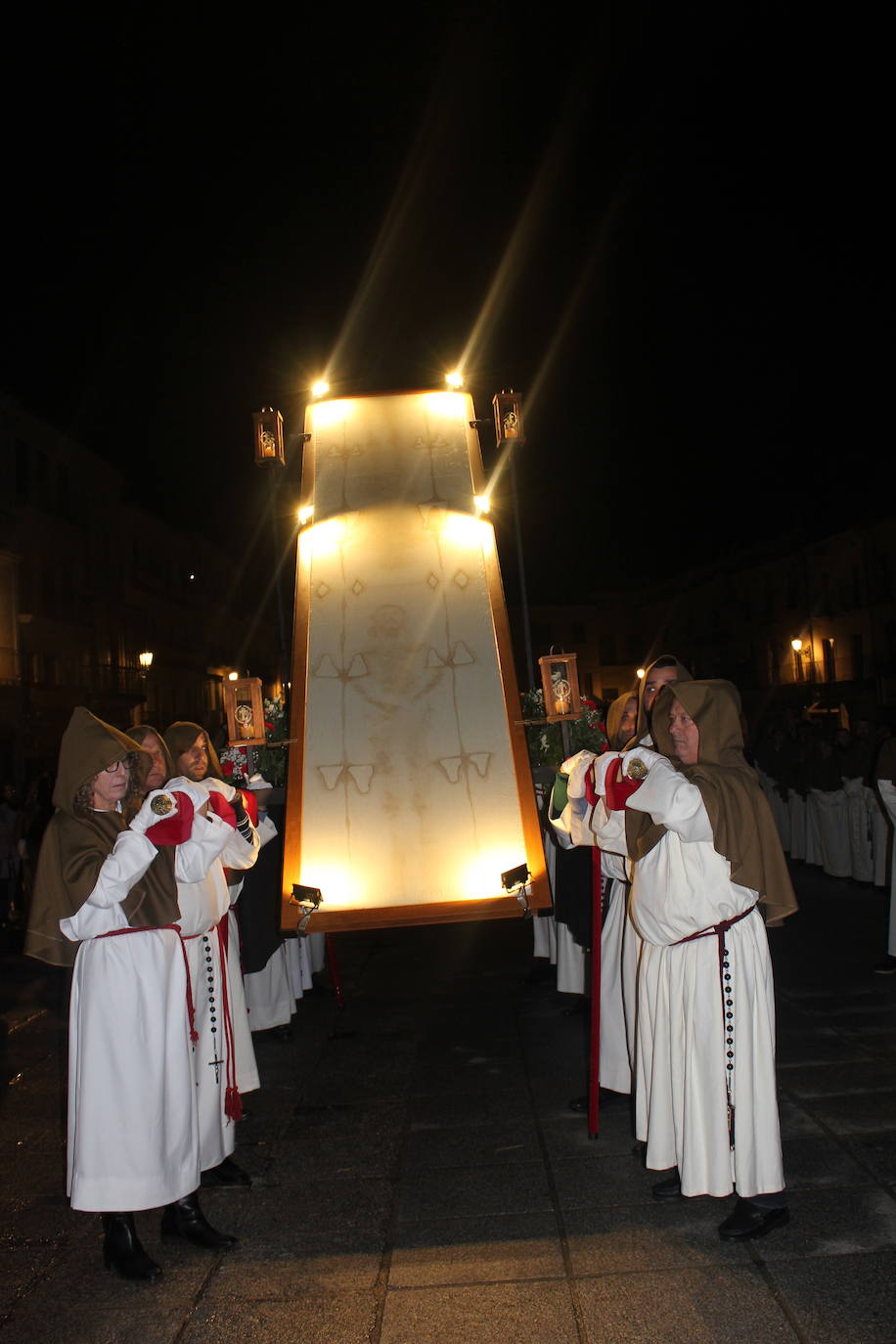 Ciudad Rodrigo saca a procesionar por primera vez su Sábana Santa