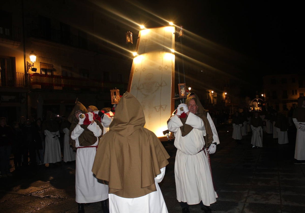 Ciudad Rodrigo saca a procesionar por primera vez su Sábana Santa