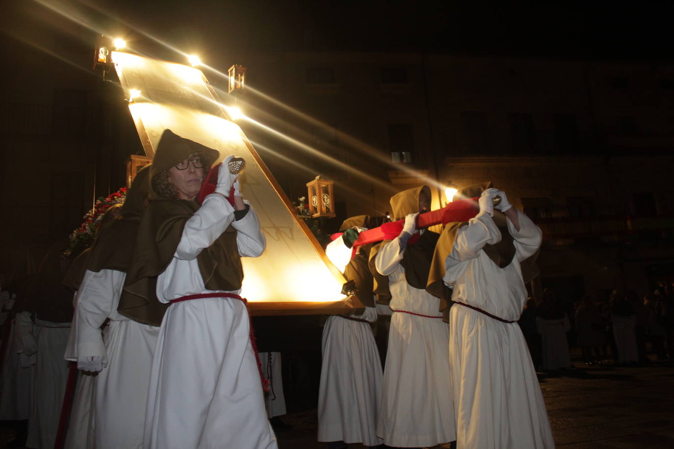 Ciudad Rodrigo saca a procesionar por primera vez su Sábana Santa