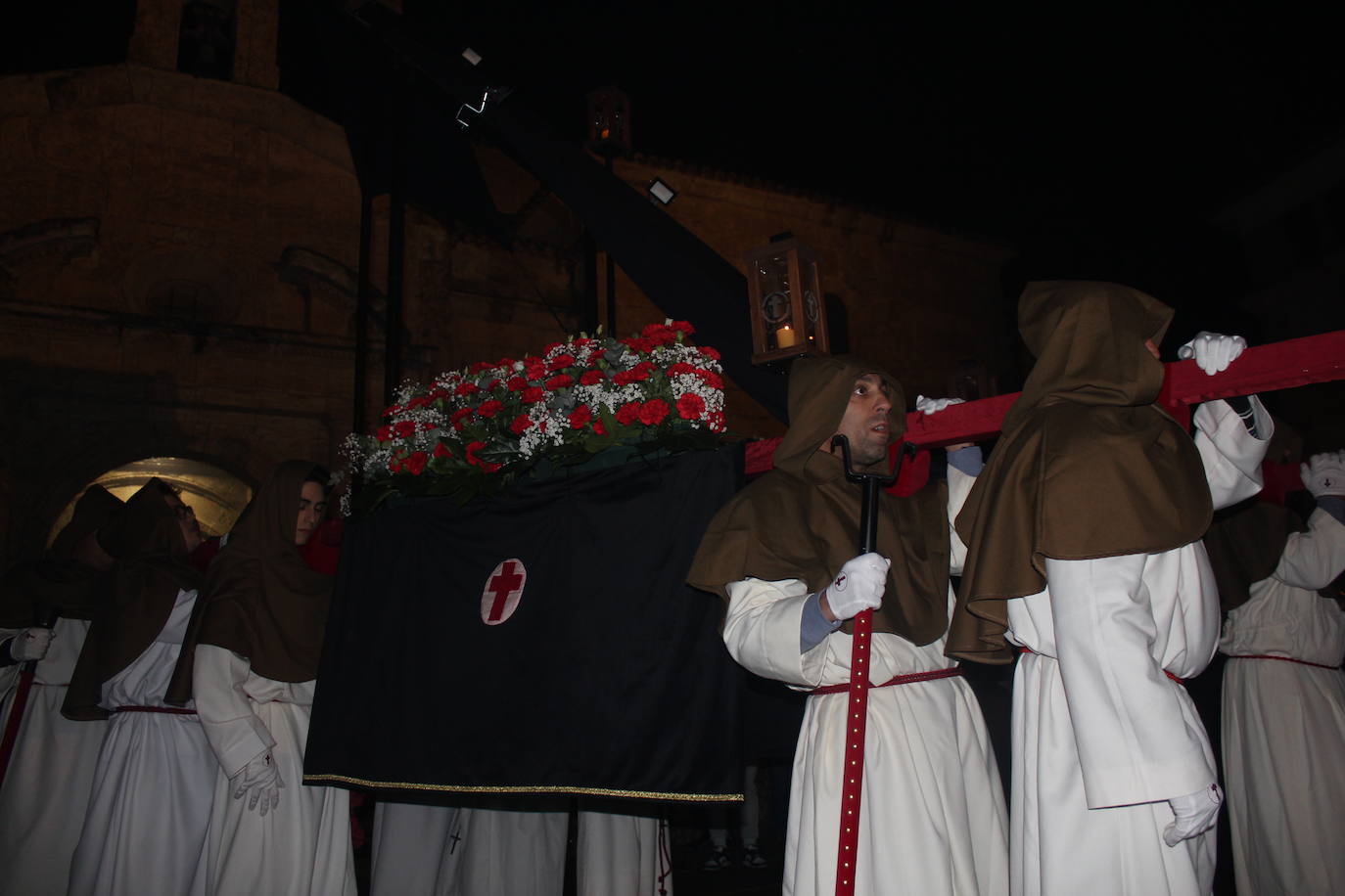 Ciudad Rodrigo saca a procesionar por primera vez su Sábana Santa