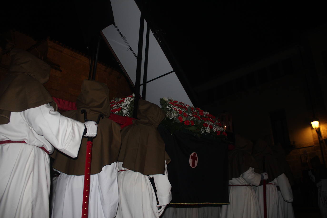 Ciudad Rodrigo saca a procesionar por primera vez su Sábana Santa