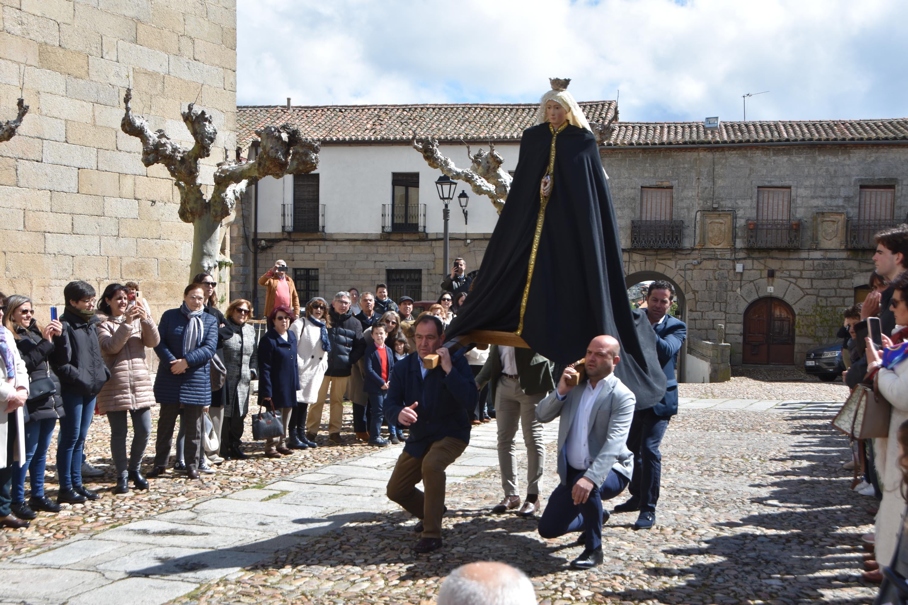 Ledesma vive su Resurrección entre piedra e historia