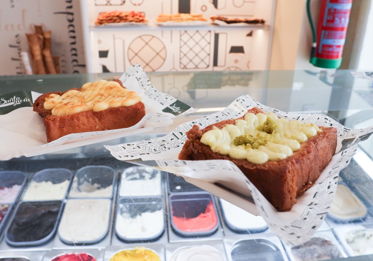 Dos torrijas con cobertura.