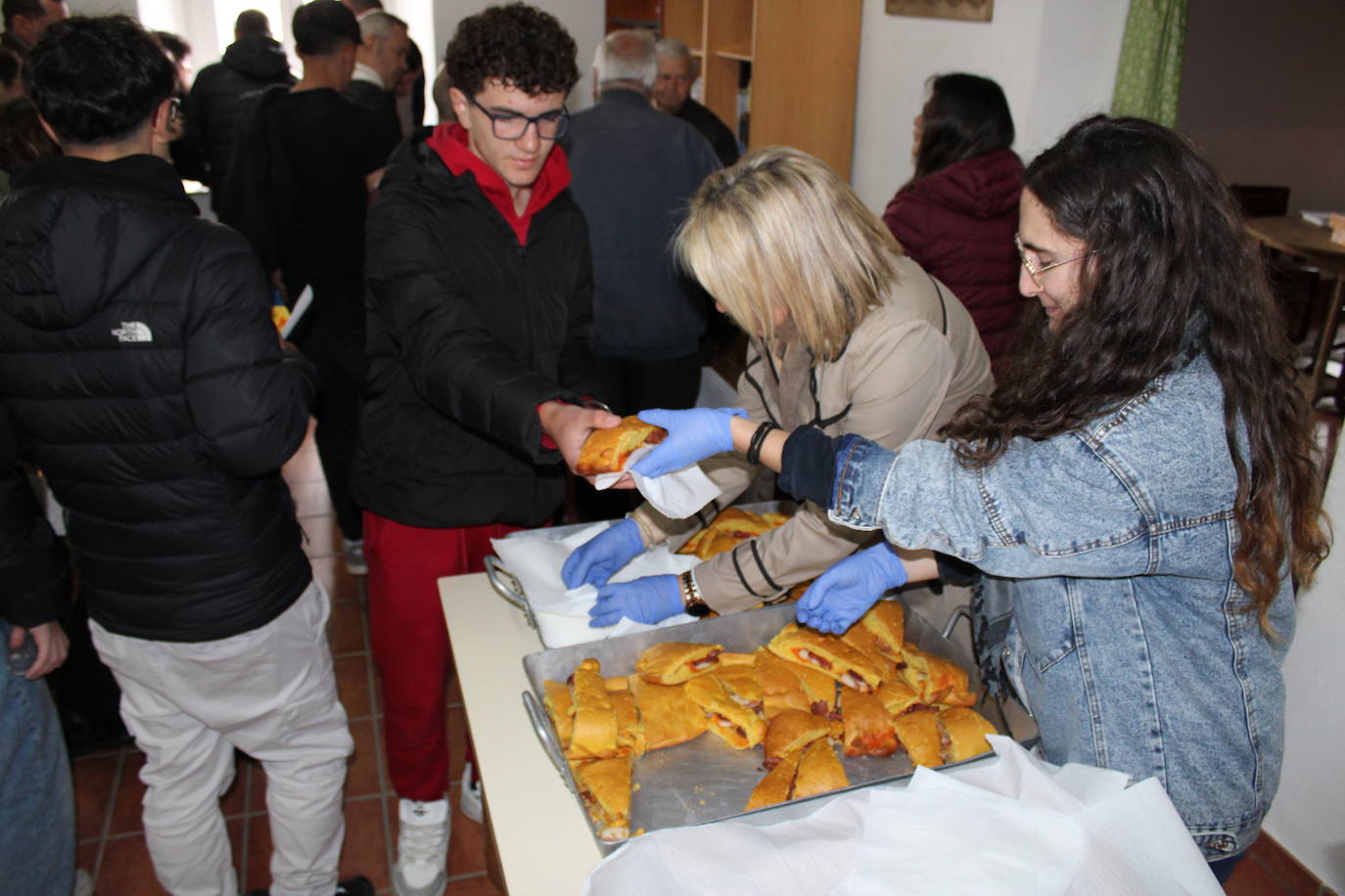 Nava de Béjar celebra la Pascua con la degustación del hornazo