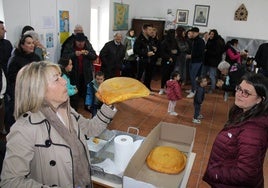 Subasta de uno de los hornazos en Nava de Béjar