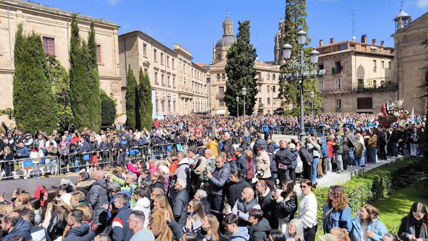 La Plaza de Anaya, llena para presenciar la procesión del Domingo de Resurrección.