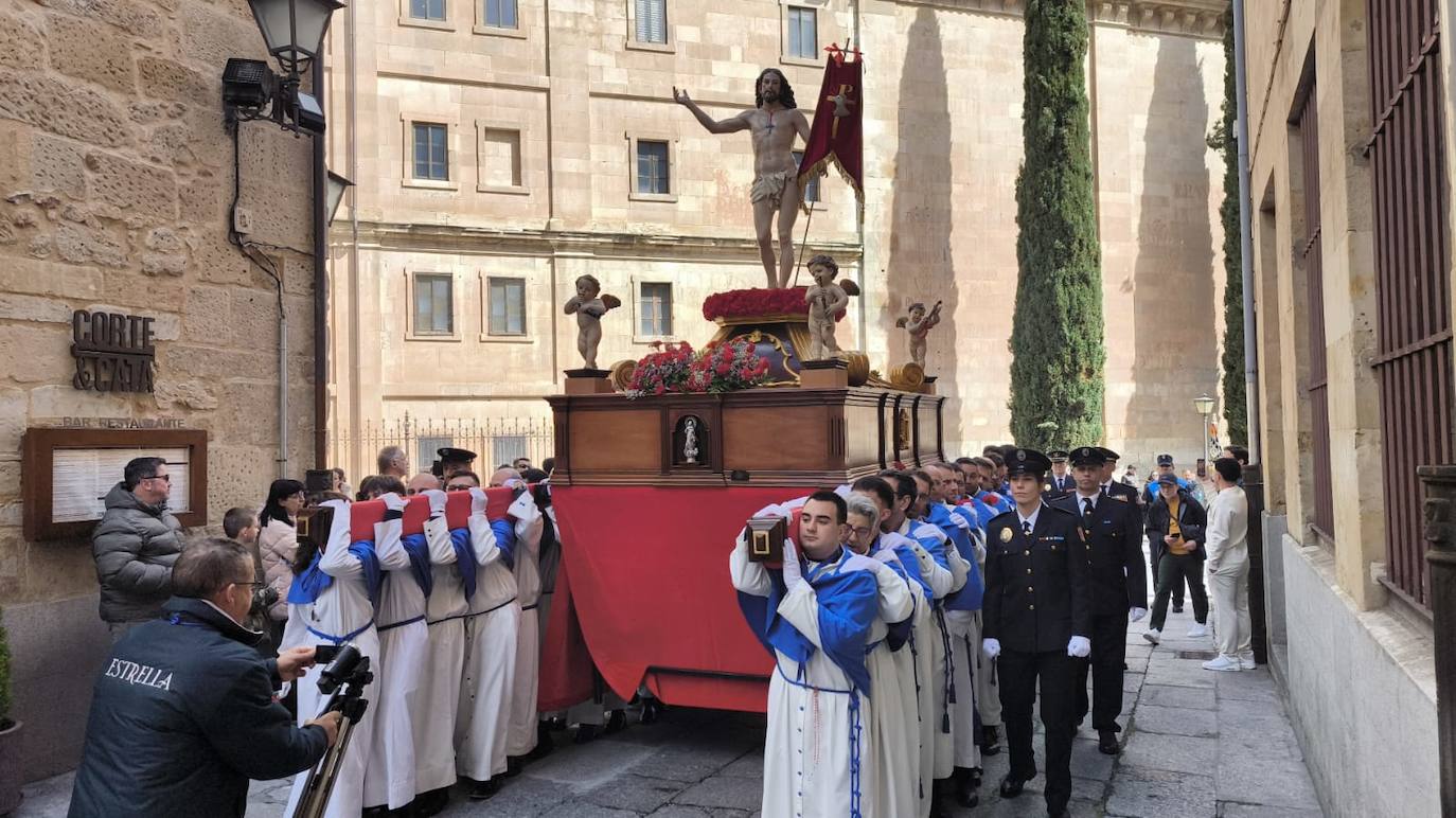 La talla de Jesús Resucitado, a su legada a la calle Libreros.