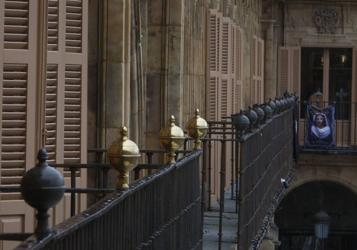 Pomos brillantes, en uno de los balcones de la Plaza Mayor, junto al resto que ofrece un tono oscuro y opaco.