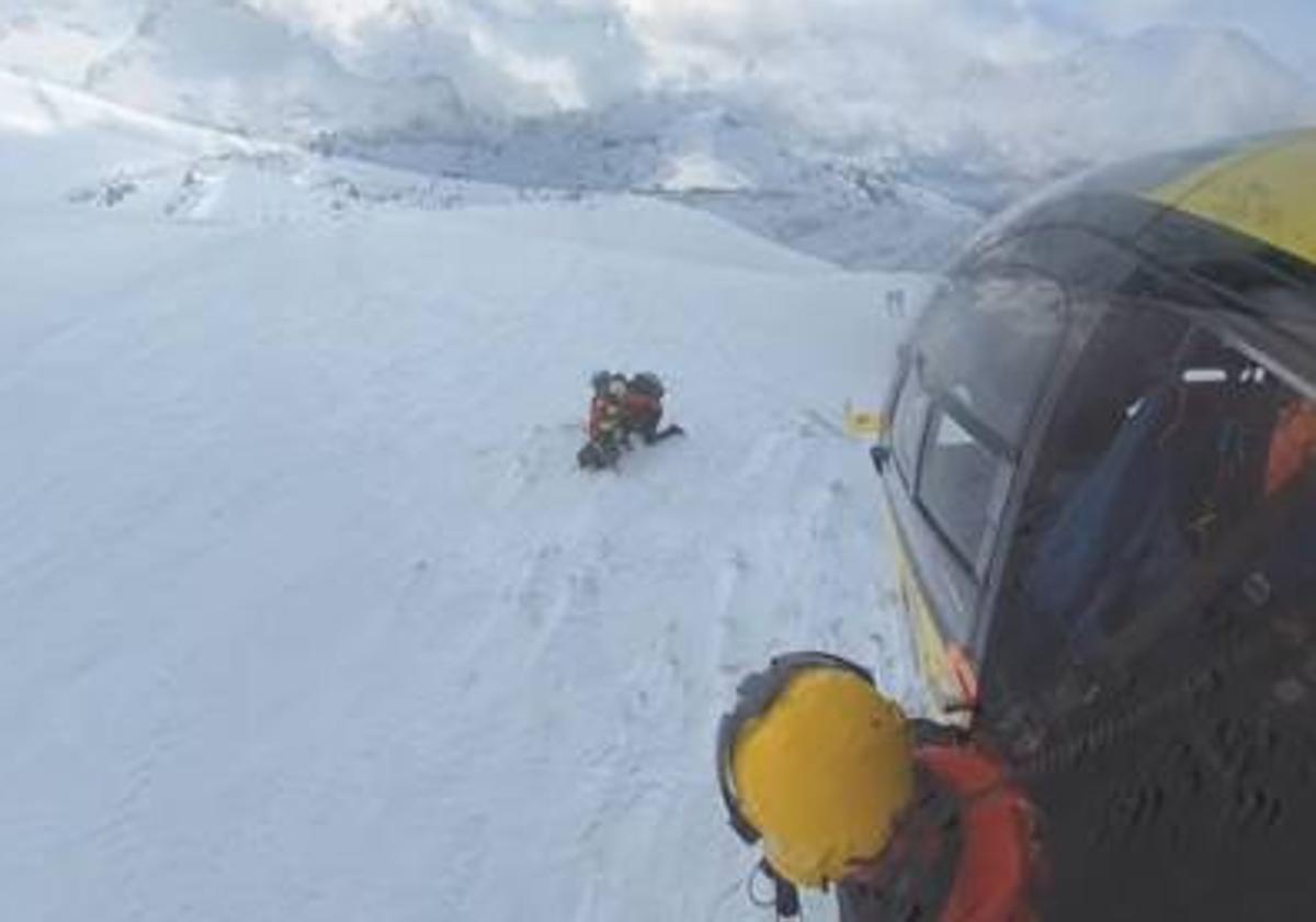 Rescatada una montañera enriscada tras sufrir una caída en la Laguna de Gredos