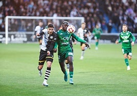 Pugna entre Iván Moreno y Simano en el choque de este pasado viernes.