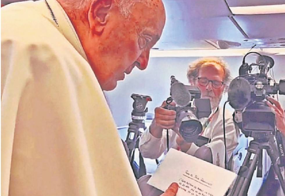 La carta salmantina más especial que recibió el papa en un avión camino de Lisboa