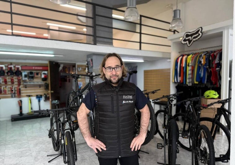 Guillermo Castello, dependiente de Deportes Manolo desde hace 23 años.