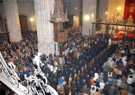 Miles de personas participaron en la misa por Juan Pablo II celebrada en 2005 en la Catedral.