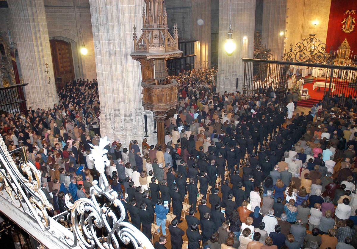 Miles de personas participaron en la misa por Juan Pablo II celebrada en 2005 en la Catedral.