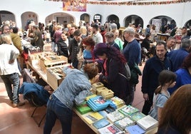 Imagen de los asistentes a la feria del libro en el centro de ocio de Béjar