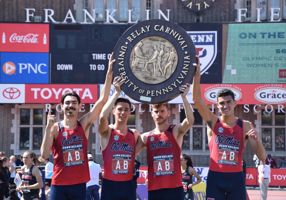Mario García Romo, con sus compañeros del relevo en Ole Miss en los Penn Relays de 2022.