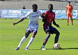 Emaná presiona a un jugador local.