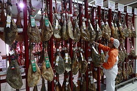 Embutidos y jamones de primera calidad, con origen en Salamanca, son una de las bazas gastronómicas de Hipermercado E. Leclerc.