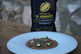 Un plato de Lenteja de la Armuña, siempre bien identificada por su etiqueta oficial.