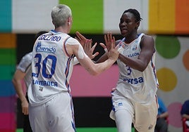 Sika Koné choca las manos con Laura Gil.