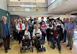 Alumnos de la AFE de catering social, junto a los beneficiarios y representantes del Ayuntamiento.