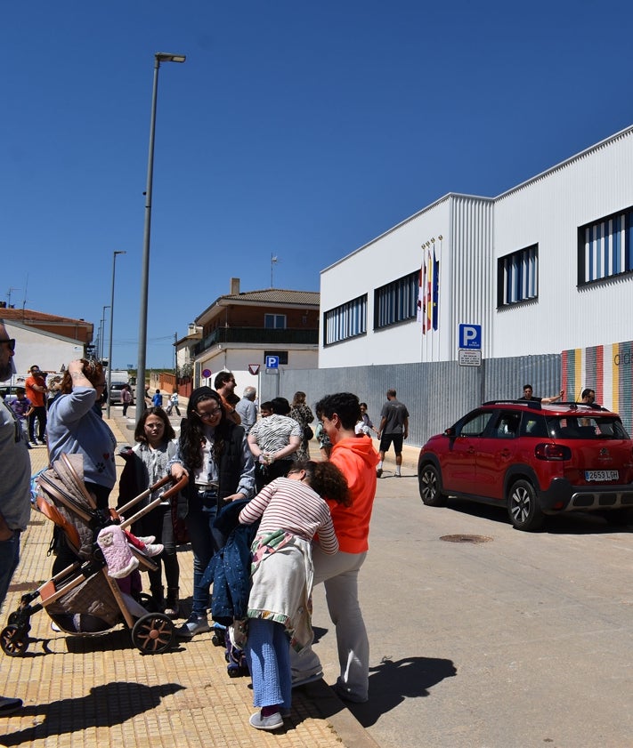 Imagen secundaria 2 - Los niños de Aldeatejada estrenan &#039;ilusionados&#039; las instalaciones del nuevo colegio