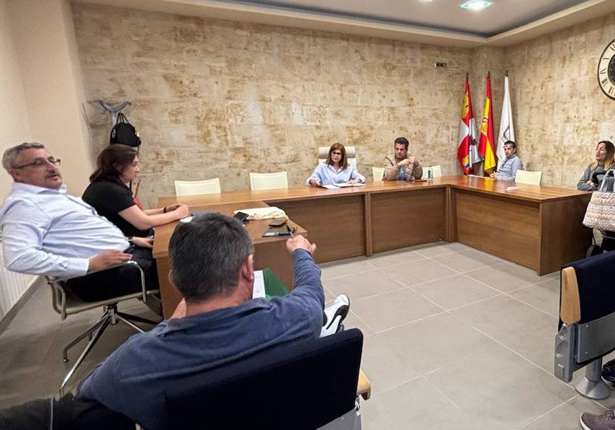Debate de todos los concejales asistentes al pleno después de que la alcaldesa levantó la sesión.