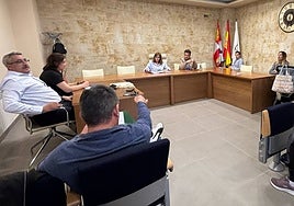 Debate de todos los concejales asistentes al pleno después de que la alcaldesa levantó la sesión.