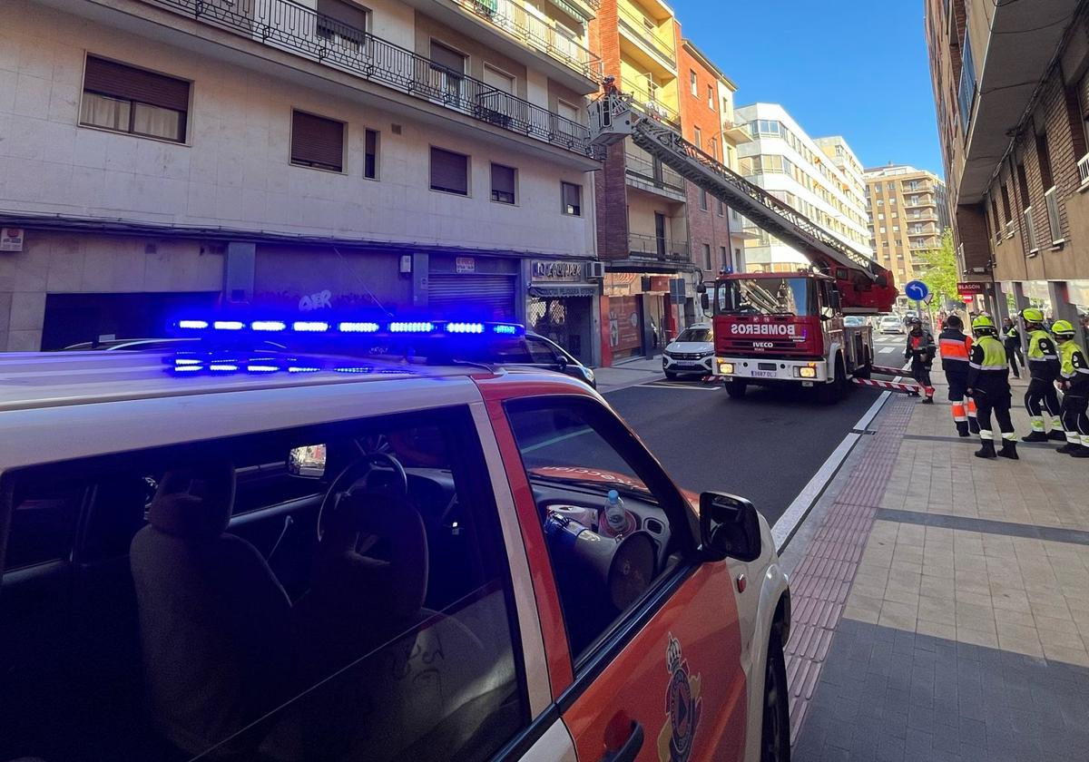 Susto en la calle Don Bosco tras la caída de unas tejas a la vía pública