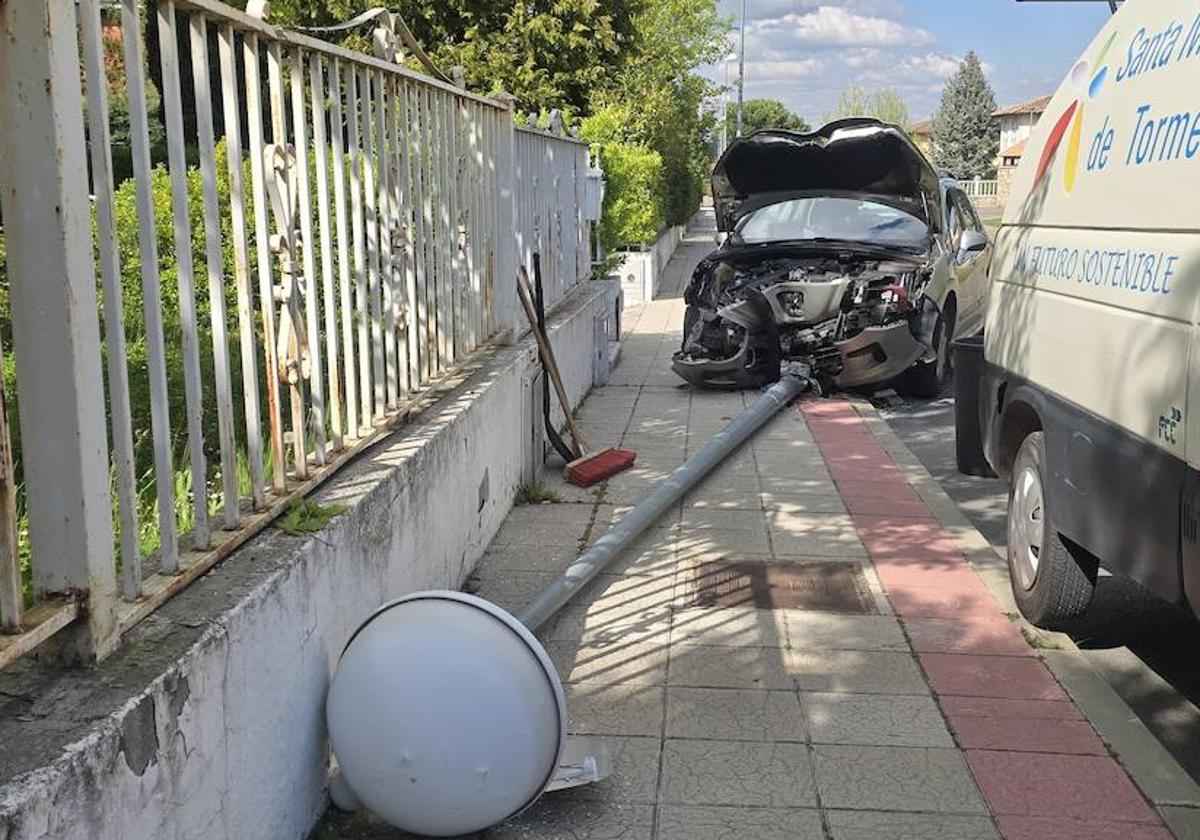 Completamente destrozado: así ha quedado el coche de la mujer que chocó contra una farola en Valdelagua