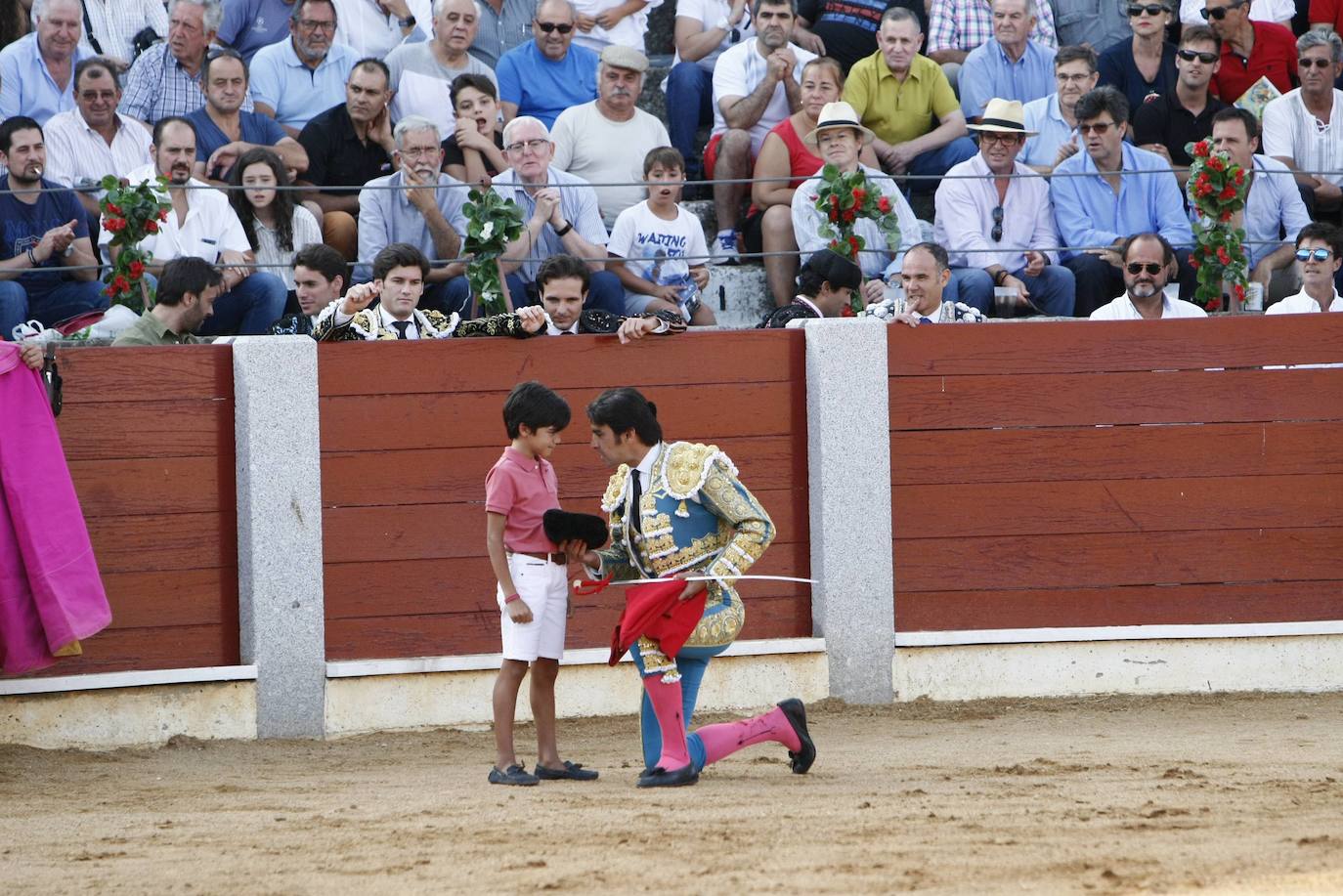 Miguel Ángel Perera le brinda un toro en Guijuelo en agosto de 2018, siendo aún un joven alumno de 10 años de la Escuela Taurina salmantina.