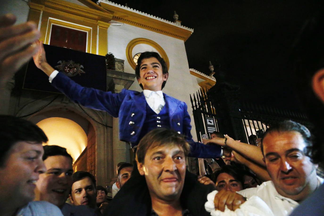 El 12 de octubre de 2022 abre la Puerta del Príncipe de la Plaza de Toros de La Maestranza de Sevilla, tras cortar las dos orejas y el rabo a un becerro de Jandilla, durante el festival organizado a beneficio de la Bolsa de la Caridad de la Hermandad del Jesús del Gran Poder. Enloqueció Sevilla y fue llevado a hombros hasta su hotel.