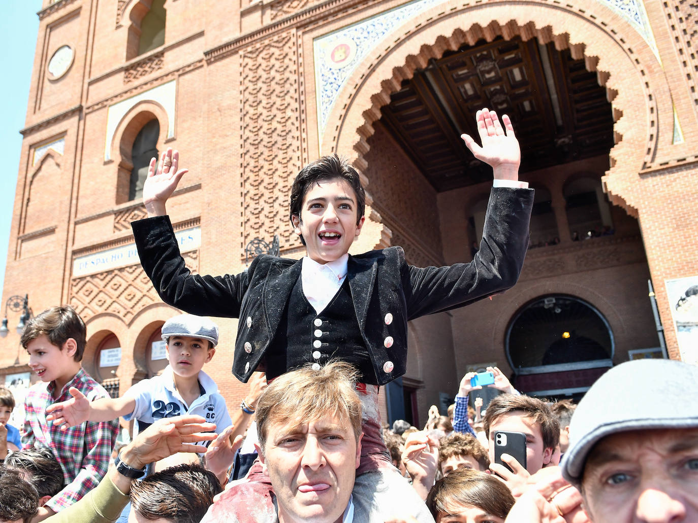 La mañana del 15 de mayo de 2023 se presenta en una clase práctica en la Plaza de Toros de Las Ventas con tres erales de Jandilla, cortando 4 orejas y saliendo a hombros. 