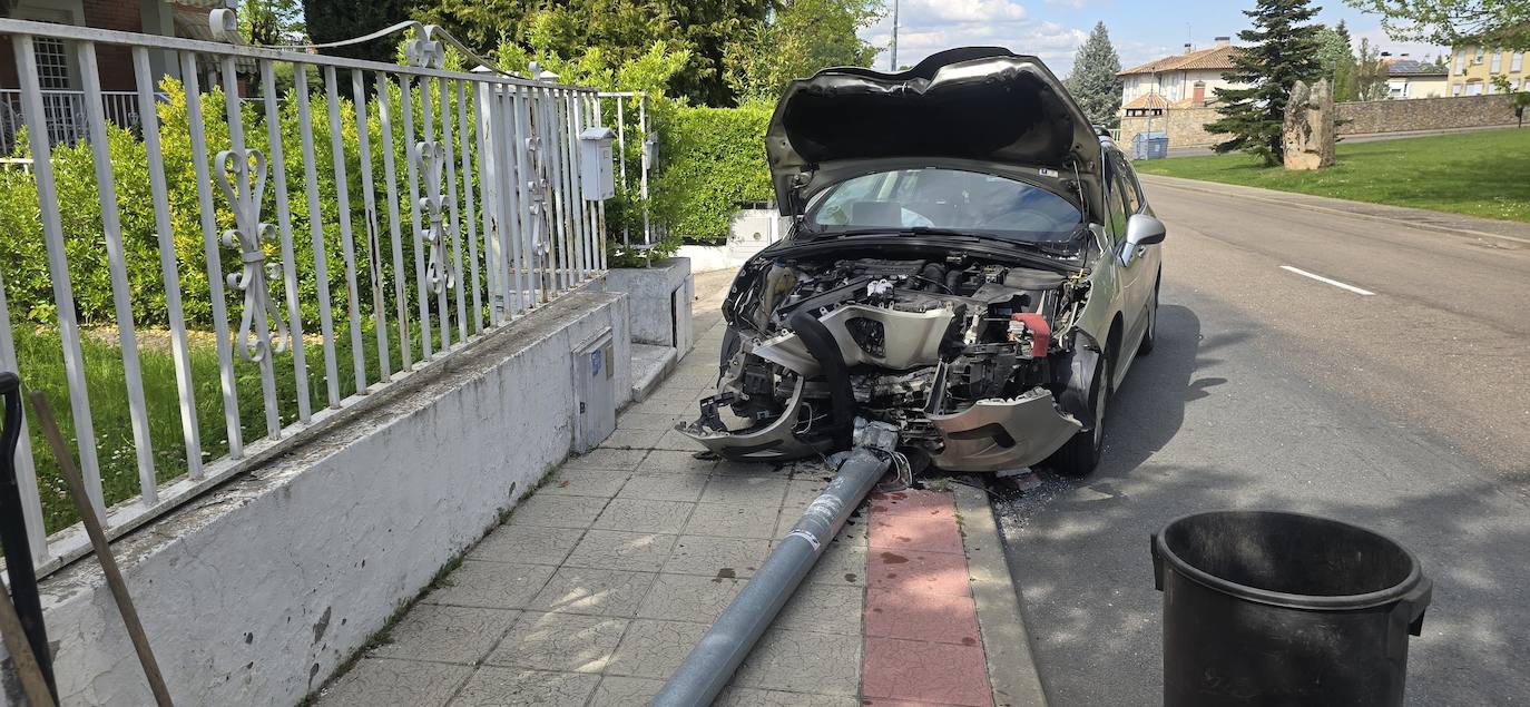 Completamente destrozado: así ha quedado el coche de la mujer que chocó contra una farola en Valdelagua