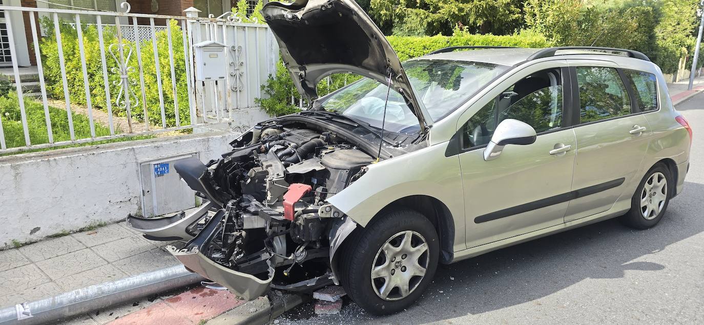 Completamente destrozado: así ha quedado el coche de la mujer que chocó contra una farola en Valdelagua