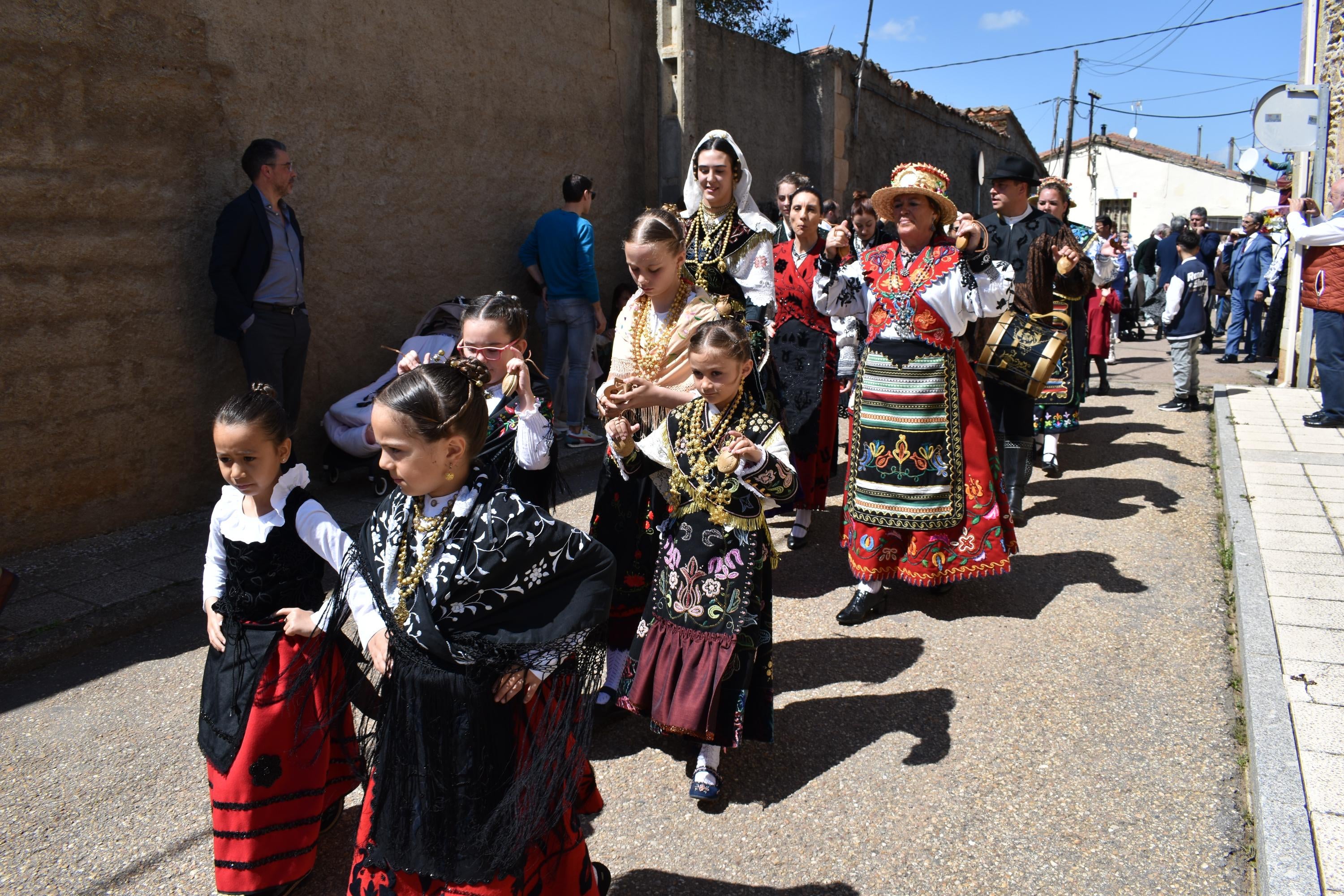 Doñinos abre el día grande de las fiestas de San Marcos con las citas religiosas y el reparto de vino y perronillas
