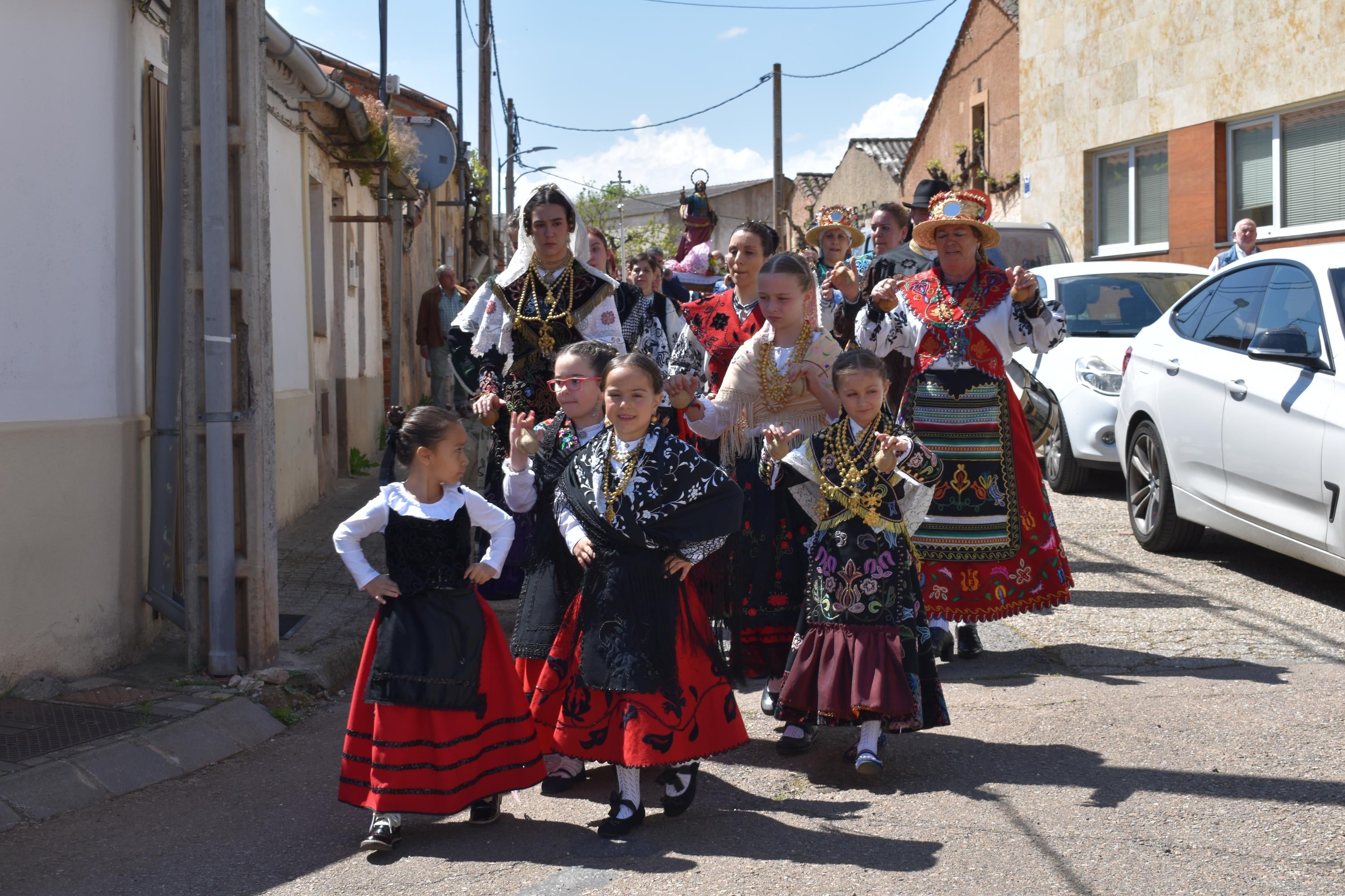 Doñinos abre el día grande de las fiestas de San Marcos con las citas religiosas y el reparto de vino y perronillas