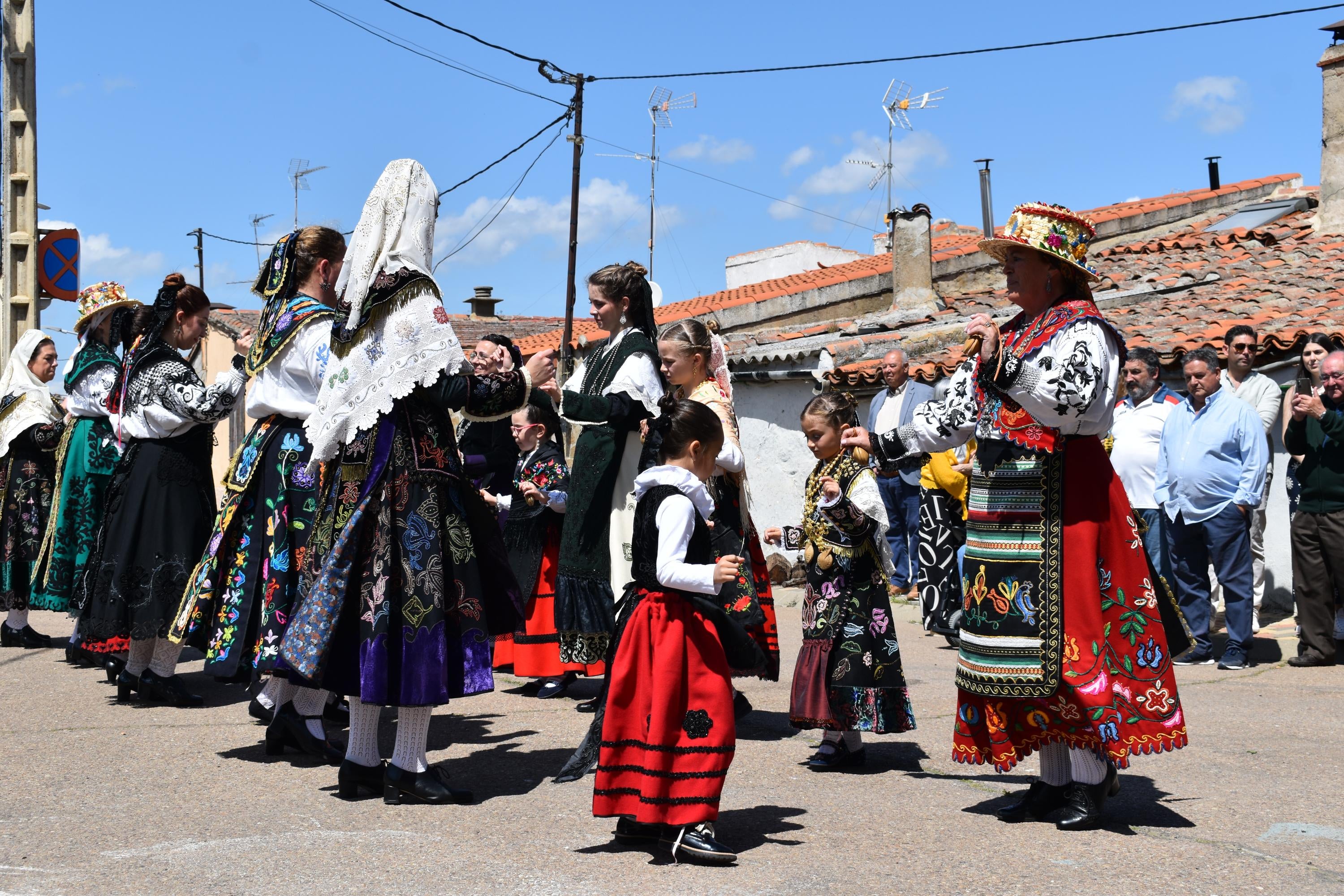 Doñinos abre el día grande de las fiestas de San Marcos con las citas religiosas y el reparto de vino y perronillas