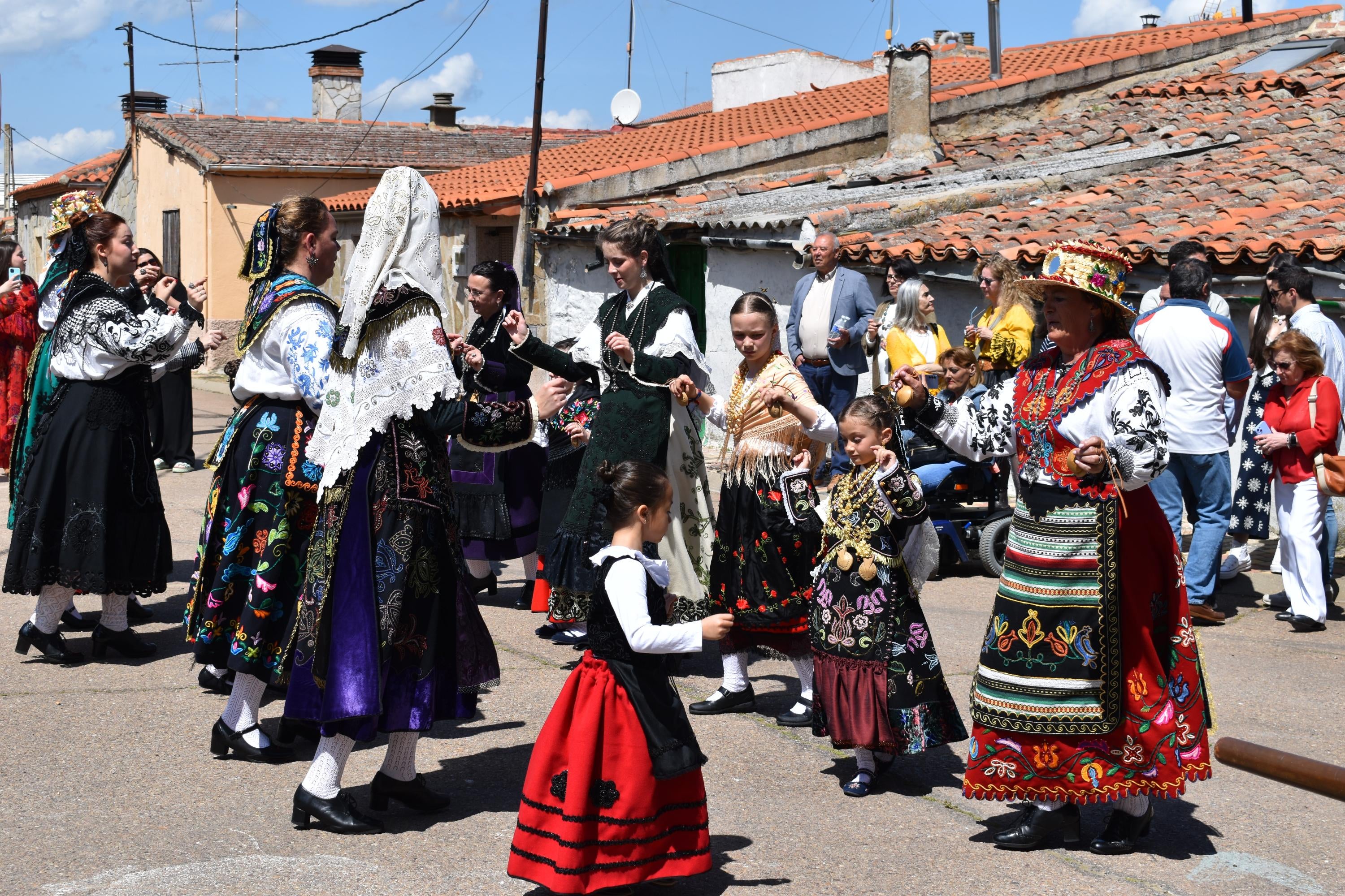 Doñinos abre el día grande de las fiestas de San Marcos con las citas religiosas y el reparto de vino y perronillas