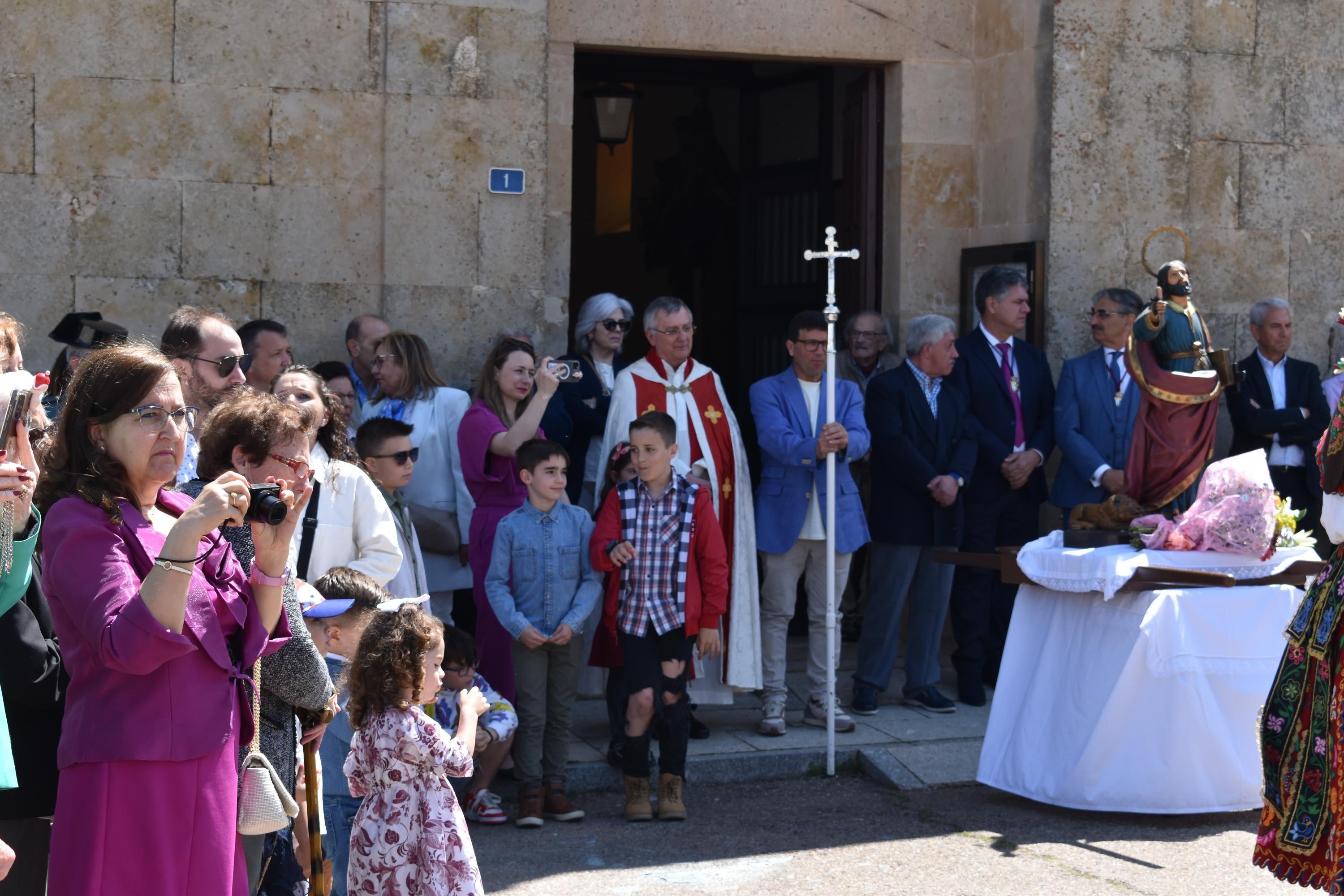 Doñinos abre el día grande de las fiestas de San Marcos con las citas religiosas y el reparto de vino y perronillas