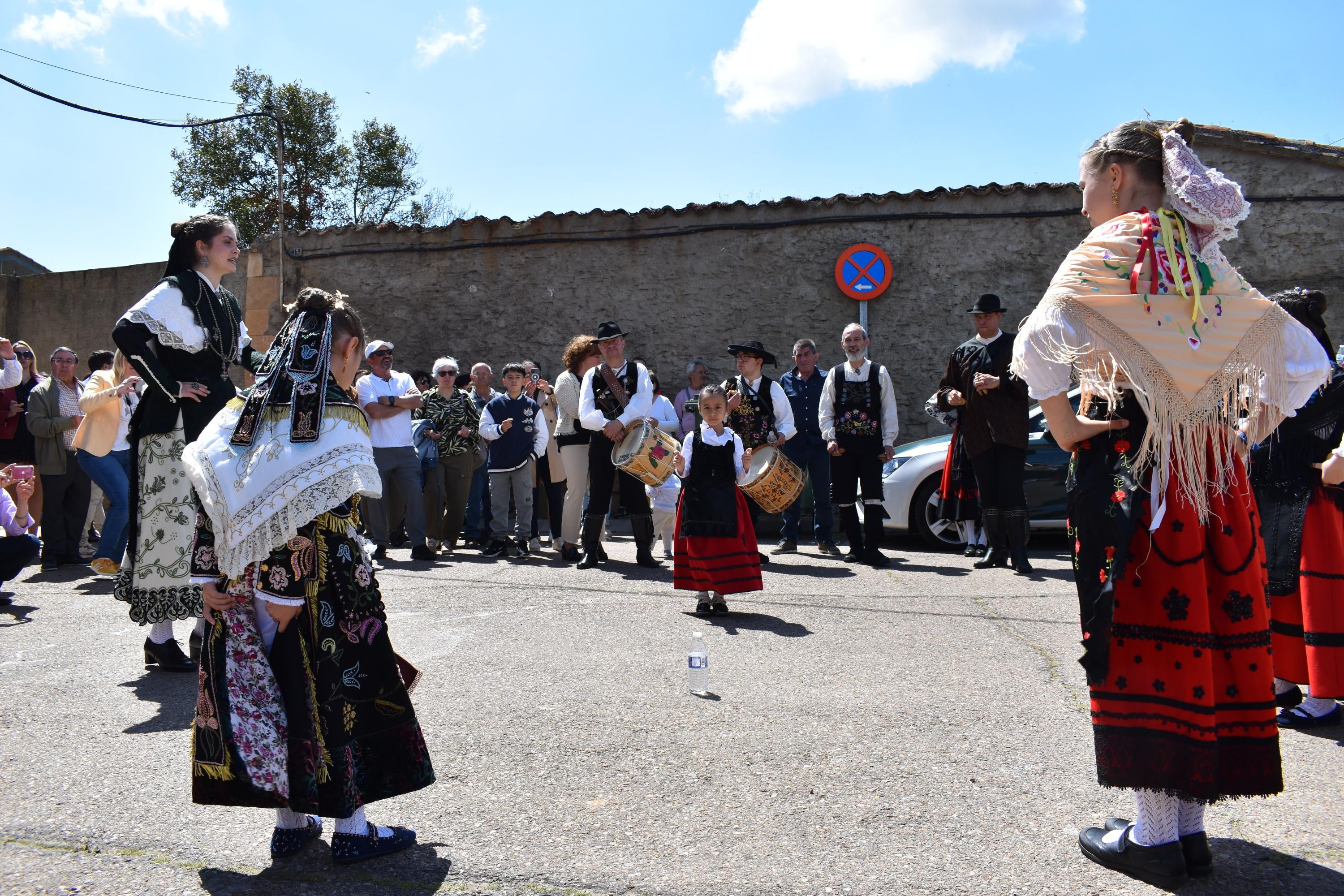 Doñinos abre el día grande de las fiestas de San Marcos con las citas religiosas y el reparto de vino y perronillas