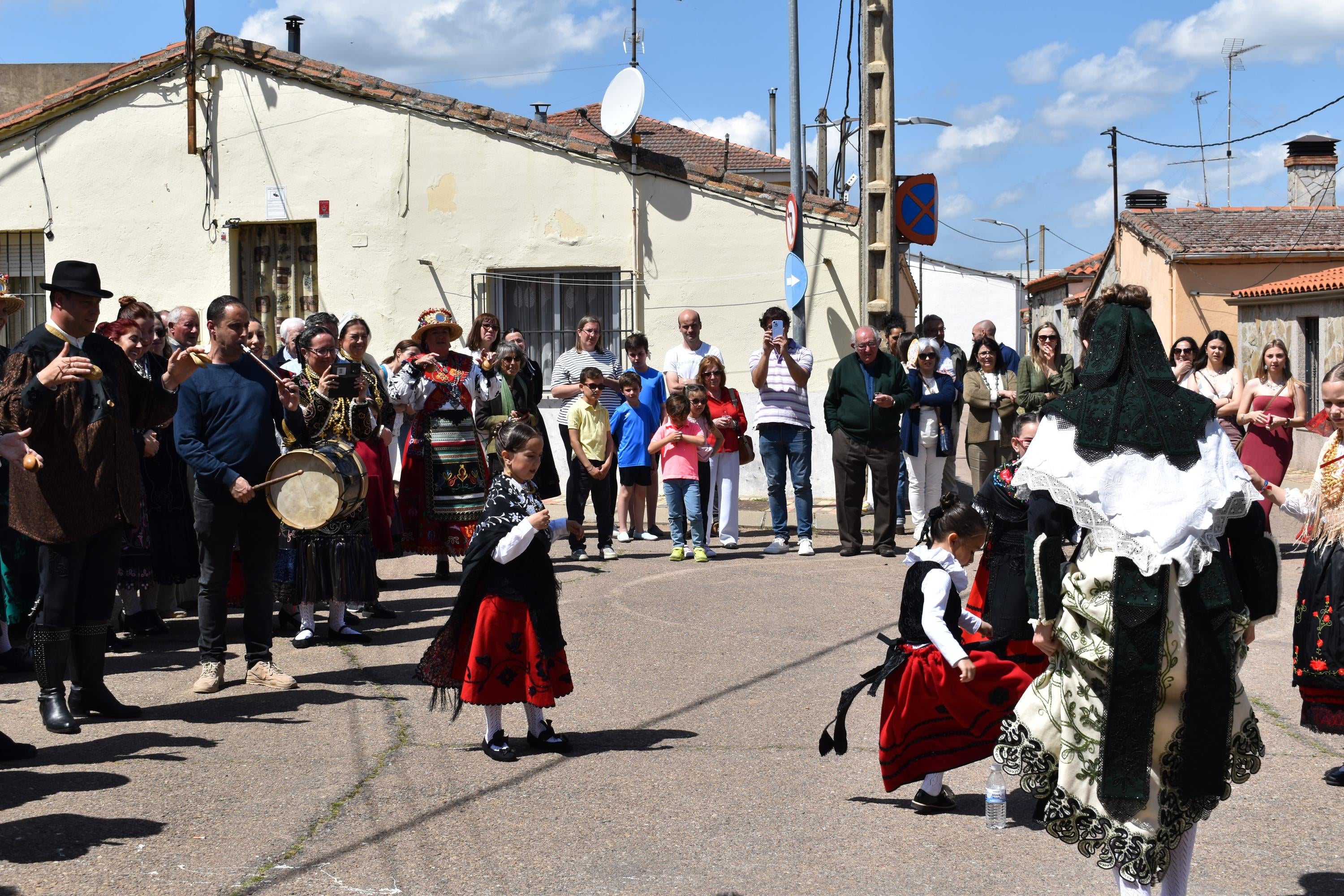 Doñinos abre el día grande de las fiestas de San Marcos con las citas religiosas y el reparto de vino y perronillas
